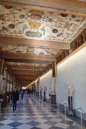 Foto de Florencia, Italia - 20 nov., 2022: Esculturas romanas y obras de arte en los pasillos de la Galería de los Uffizi, Florencia - Imagen libre de derechos