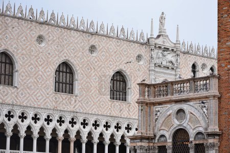 Foto de Venecia, Italia - 15 nov., 2022: Exterior del Palacio Ducal y Piazza San Marco - Imagen libre de derechos