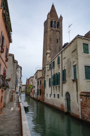 Téléchargez les photos : Venise, Italie - 14 Nov, 2022 : Architecture le long des canaux de Ventiane - en image libre de droit