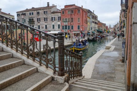 Téléchargez les photos : Venise, Italie - 14 Nov, 2022 : Ponte de Ca Foscari et canaux vénitiens - en image libre de droit