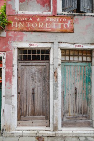 Foto de Venecia, Italia - 14 Nov 2022: Puerta en la Escuela de Artes Tintoretto en San Polo, Venecia - Imagen libre de derechos