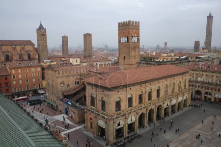 Foto de Bolonia, Italia - 16 nov., 2022: Vistas del paisaje urbano sobre las torres y los tejados de Bolonia - Imagen libre de derechos