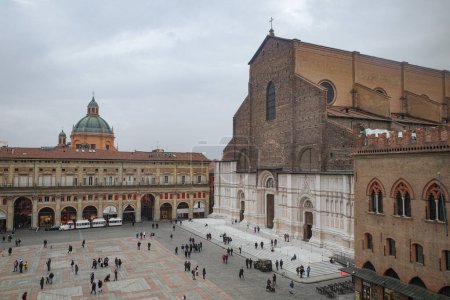Téléchargez les photos : Bologne, Italie - 16 Nov 2022 : Basilique San Petronio sur la Piazza Maggiore, Bologne, capitale de la région Emilia Romagna - en image libre de droit