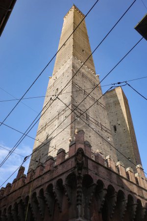 Foto de Bolonia, Italia - 16 Nov, 2022: Las dos famosas torres que caen de Asinelli y Garisenda - Imagen libre de derechos