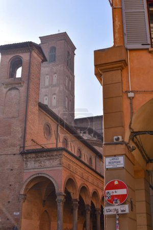Foto de Bolonia, Italia - 16 Nov, 2022: Basílica de San Giacomo Maggiore de Piazza Giuseppe Verdi - Imagen libre de derechos