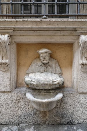 Foto de Roma, Italia - 26 nov., 2022: Fontana del Facchino - Fuente del Obrero - por Jacopo Del que data de 1580 - Imagen libre de derechos