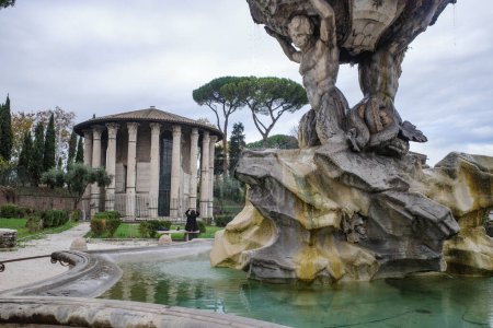 Foto de Roma, Italia - 27 Nov, 2022: Templo de Heracles Victor (Hércules Olivarius) - Imagen libre de derechos