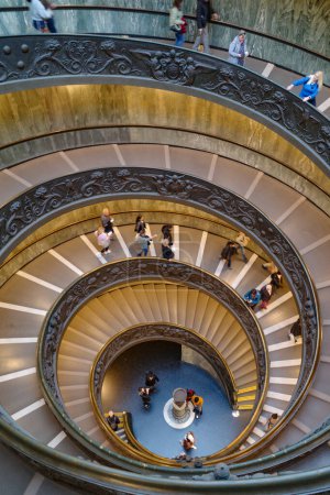 Foto de Roma, Italia - 27 Nov, 2022: La Escalera de Bramante, una escalera de caracol de doble hélice en el Museo Vaticano - Imagen libre de derechos