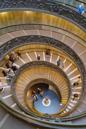 Foto de Roma, Italia - 27 Nov, 2022: La Escalera de Bramante, una escalera de caracol de doble hélice en el Museo Vaticano - Imagen libre de derechos