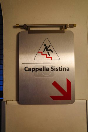 Foto de Roma, Italia - 27 Nov, 2022: Señales que guían a los visitantes del Museo Vaticano hacia la Capilla Sixtina - Imagen libre de derechos