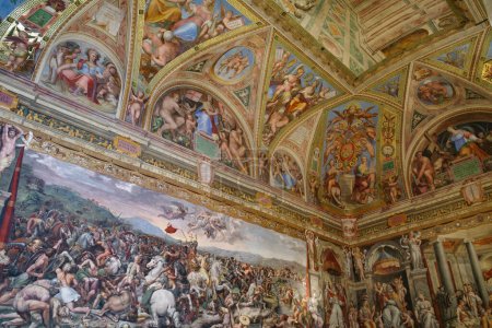 Téléchargez les photos : Rome, Italie - 27 Nov, 2022 : Fresques dans le mur et le plafond de l'une des salles Rafael dans les musées du Vatican - en image libre de droit