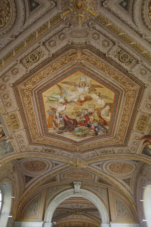 Foto de Roma, Italia - 26 nov., 2022: Galleria degli Arazzi (Galería de tapices), de los Museos Vaticanos, Ciudad del Vaticano - Imagen libre de derechos