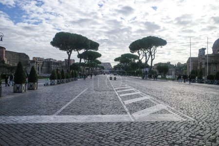 Téléchargez les photos : Rome, Italie - 27 Nov, 2022 : Vues du Colisée Romain le long de la Via Dei Fori Imperiali - en image libre de droit