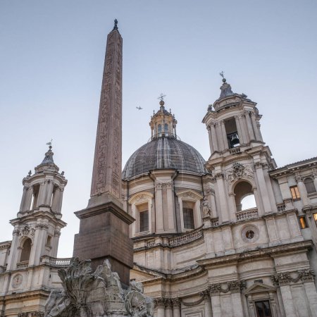 Téléchargez les photos : Rome, Italie - 26 Nov, 2022 : Piazza Navona et l'église Sainte-Agnèse en Agone - en image libre de droit