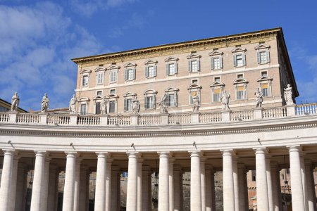 Foto de Roma, Italia - 27 Nov, 2022: Balcones de los apartamentos papales en la Plaza de San Pedro, Ciudad del Vaticano - Imagen libre de derechos