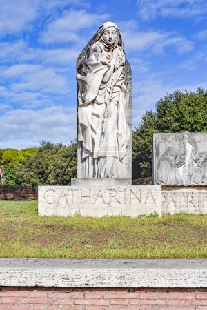 Foto de Roma, Italia - 26 nov., 2022: Estatua de San Catharina Da Siena cerca de la Ciudad del Vaticano - Imagen libre de derechos