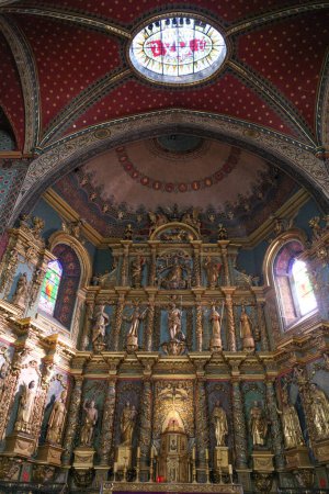 Foto de Saint Jean de Luz, Francia - 24 / 12 / 2022: Interior de la iglesia de San Juan Bautista (Eglise Saint-Jean-Baptiste) - Imagen libre de derechos