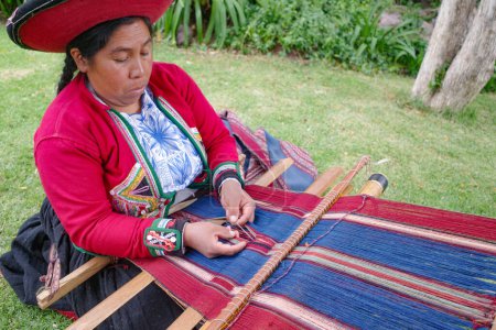 Foto de Cusco, Perú - 4 de diciembre de 2022: Tejedores del Centro Cuzco de Textiles Tradicionales - Imagen libre de derechos