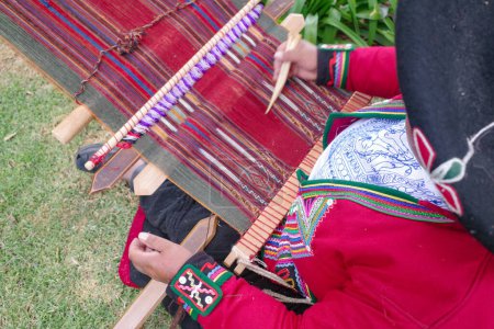 Foto de Cusco, Perú - 4 de diciembre de 2022: Tejedores del Centro Cuzco de Textiles Tradicionales - Imagen libre de derechos