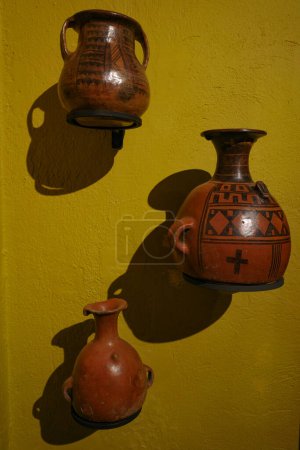 Téléchargez les photos : Cusco, Pérou - 4 déc. 2022 : Des vases anciens Inca Qero exposés à la collection d'art Hacienda Huayoccari - en image libre de droit