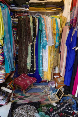 Foto de Marrakech, Marruecos - Feb 10, 2023: Coloridos vestidos de mujer largos para la venta en los mercados del zoco de Marrakech - Imagen libre de derechos