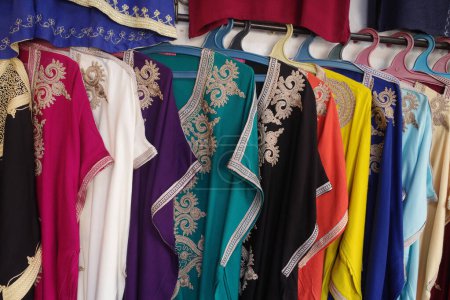 Foto de Marrakech, Marruecos - Feb 10, 2023: Coloridos vestidos de mujer largos para la venta en los mercados del zoco de Marrakech - Imagen libre de derechos