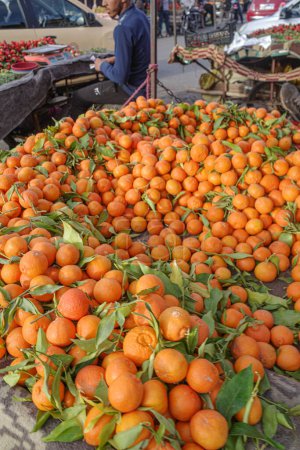 Foto de Marrakech, Marruecos - Feb 25, 2023: Puesto de supermercados que vende frutas y verduras frescas en el mercado de zocos de Marrakech Medina - Imagen libre de derechos