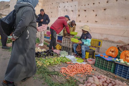 Foto de Marrakech, Marruecos - Feb 25, 2023: Puesto de supermercados que vende frutas y verduras frescas en el mercado de zocos de Marrakech Medina - Imagen libre de derechos