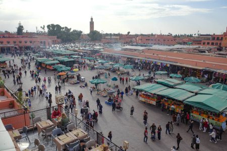 Foto de Marrakech, Marruecos - 21 feb., 2022: vista de los puestos de mercado en la plaza Jema el-Fna - Imagen libre de derechos
