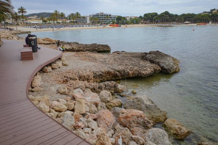 Téléchargez les photos : Santa Ponsa, Espagne - 7 Mai, 2023 : Plage et littoral dans la ville touristique de Santa Ponsa, Majorque - en image libre de droit