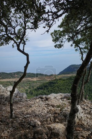 Foto de Esporles, España - 11 junio, 2023: Vistas de las montañas Tramuntana desde el sendero GR221, Esporles, Mallorca - Imagen libre de derechos