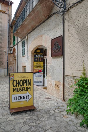 Foto de Valldemossa, España - 11 de junio de 2023: Entrada al Museo Chopin en el histórico pueblo de Valldemossa, Mallorca - Imagen libre de derechos