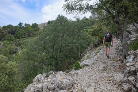 Foto de Valldemossa, España - 11 junio, 2023: Senderos en la GR221 en las montañas de Tramontana, Mallorca - Imagen libre de derechos