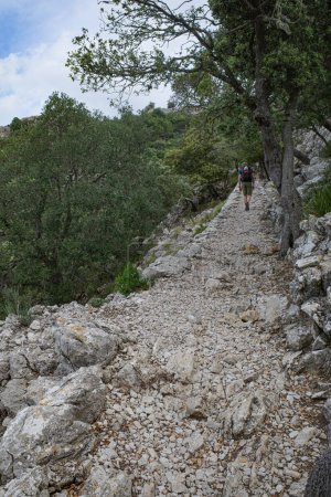 Foto de Valldemossa, España - 11 junio, 2023: Senderos en la GR221 en las montañas de Tramontana, Mallorca - Imagen libre de derechos