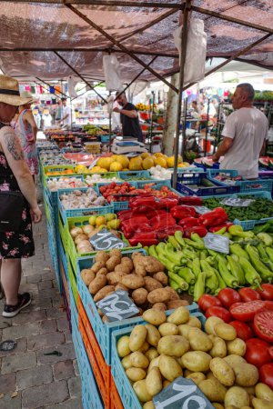Foto de Alcudia, España - 9 de julio de 2023: Día del mercado en el casco antiguo de Alcudia, Mallorca - Imagen libre de derechos