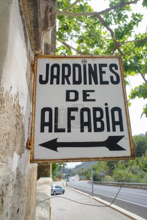 Téléchargez les photos : Majorque, Espagne - 23 Juillet, 2023 : Panneau à l'entrée des Jardins de Alfabia jardins botaniques, Majorque - en image libre de droit