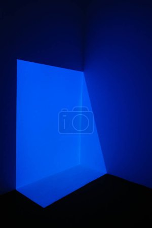Téléchargez les photos : Mallorca, Espagne - 30 août 2023 : 'Juke Blue' de l'artiste américain James Turrell. Museu sa Bassa Blanca, Majorque - en image libre de droit