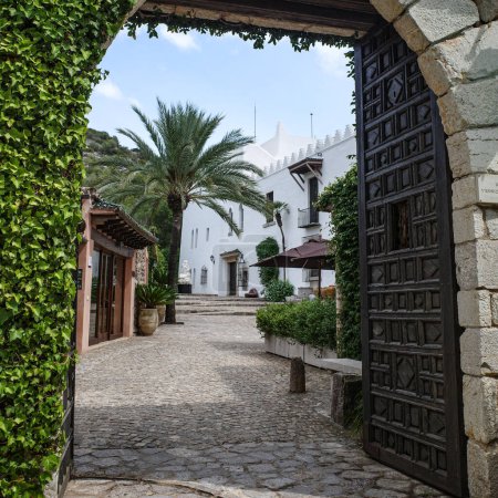 Foto de Alcudia, España - 30 de agosto de 2023: Entrada al Museu sa Bassa Blanca museo de arte y jardines, Mallorca - Imagen libre de derechos