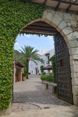 Foto de Alcudia, España - 30 de agosto de 2023: Entrada al Museu sa Bassa Blanca museo de arte y jardines, Mallorca - Imagen libre de derechos