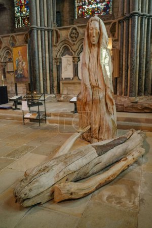 Téléchargez les photos : Durham, Royaume-Uni - 12 juillet 2023 : La Pieta, une sculpture en bois du Christ et de la mère Marie. Cathédrale de Durham - en image libre de droit