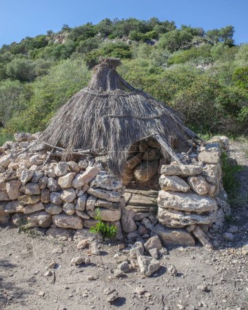 Téléchargez les photos : Majorque, Espagne - 8 Oct, 2023 : Anciennes cabanes au charbon de bois au site archéologique du Puig de sa Marisca - en image libre de droit