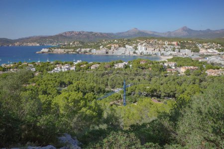 Téléchargez les photos : Majorque, Espagne - 8 Oct, 2023 : Vues sur Santa Ponsa depuis le site archéologique Puig de sa Morisca - en image libre de droit