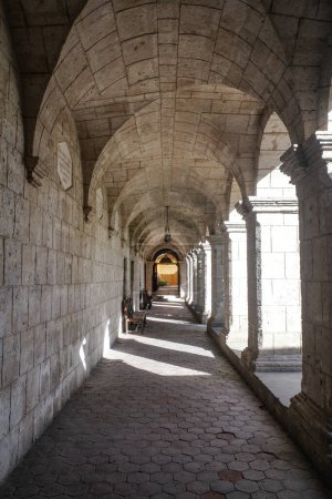 Foto de Arequipa, Perú - 4 dic., 2023: Los claustros del Monasterio de Santa Teresa - Imagen libre de derechos