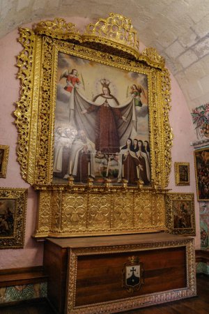 Foto de Arequipa, Perú - 4 dic., 2023: Las artes religiosas en exhibición en el Monasterio de Santa Teresa, Arequipa - Imagen libre de derechos