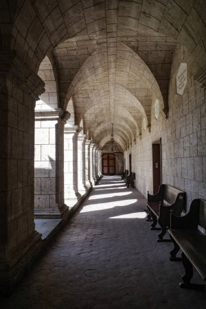 Foto de Arequipa, Perú - 4 dic., 2023: Los claustros del Monasterio de Santa Teresa - Imagen libre de derechos