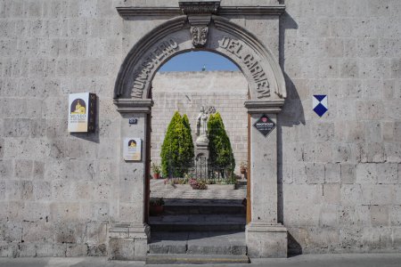 Téléchargez les photos : Arequipa, Pérou - 4 déc. 2023 : Les cloîtres du Monasterio de Santa Teresa - en image libre de droit