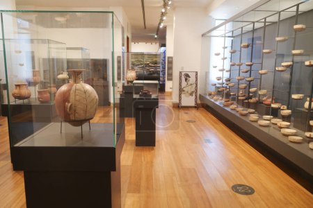 Foto de Santiago, Chile - 25 Nov, 2023: Antiguas cerámicas en exhibición en el Museo Andino, Vina Santa Rita - Imagen libre de derechos