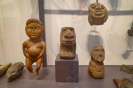 Foto de Santiago, Chile - 25 Nov, 2023: Exposición de esculturas Moai de piedra en el Museo Andino, Vina Santa Rita - Imagen libre de derechos