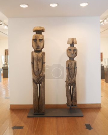 Téléchargez les photos : Santiago, Chili - 25 Nov, 2023 : Des sculptures moai en pierre exposées au Museo Andino, Vina Santa Rita - en image libre de droit