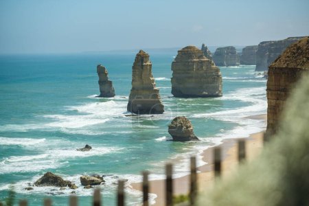 Téléchargez les photos : Douze apôtres formations rocheuses sur la grande route océanique par temps ensoleillé avec un ciel bleu, Victoria, Australie - en image libre de droit